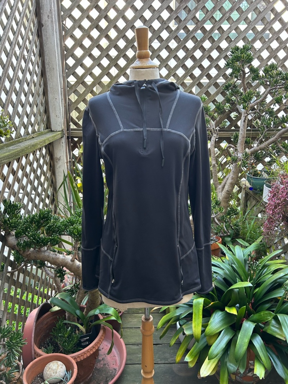 Kirkland Signature Black Hooded Pullover with Contrast Stitching. Med. Pockets